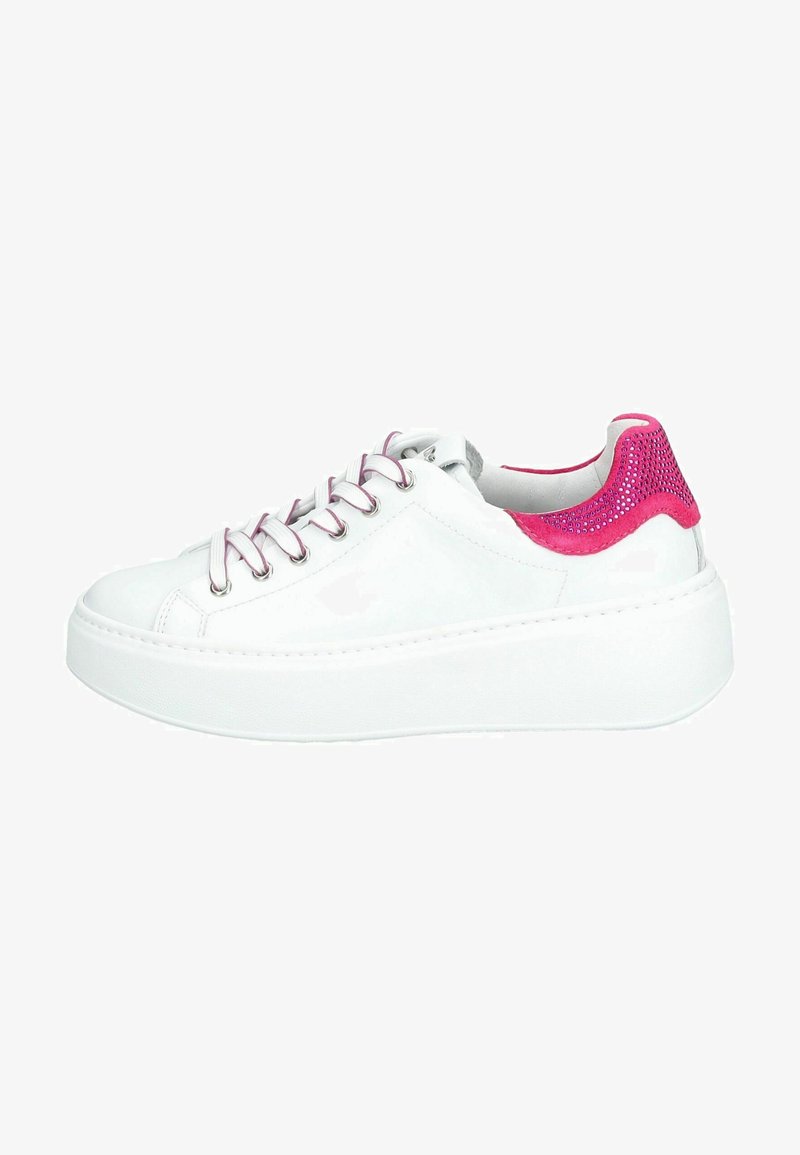 Sneaker in pelle bianca con dettaglio tacco in glitter rosa, punta rotonda, suola piatta e occhielli in tonalità metallica. I lacci corrispondono al materiale delle scarpe.