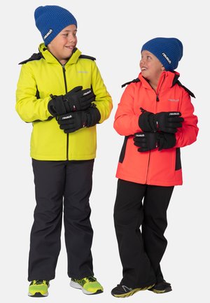 Zwei Kinder tragen leuchtende Jacken – eine in fluoreszierendem Gelb, die andere in lebhaftem Rot. Beide kombinieren sie mit schwarzen Handschuhen und Hosen und zeigen ein aktives Bekleidungsdesign.