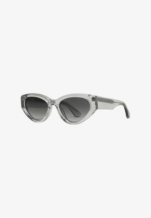 Cat-eye solbriller med klare stel og mørke gradientlinser. Udstyret med glatte konturer og skrå arme med subtil detaljer ved hængslerne.