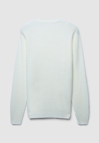 Maglione bianco con trama a rilievo e scollo rotondo, caratterizzato da un motivo a griglia, polsini a costine e lavorazione a maglia uniforme. Vista posteriore con cuciture lisce e regolari.
