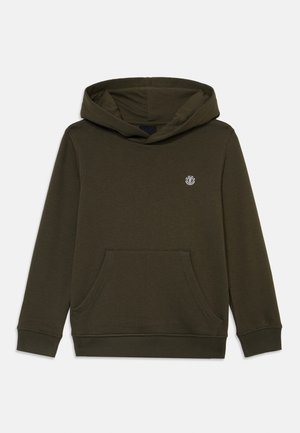 Olivengrønn hettegenser laget av mykt stoff, med en frontlomme, teksturerte mansjetter og en liten trykt logo på brystet.
