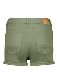 Shorts de mezclilla verde oliva con dobladillo enrollado, que cuentan con dos bolsillos traseros y detalles de etiqueta de cuero. Textura suave, diseño ajustado.