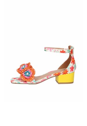 Sandalo aperto con motivo floreale, tacco a blocco giallo, cinturino alla caviglia e due decorazioni con fiori all'uncinetto arancioni con centri a perline blu.