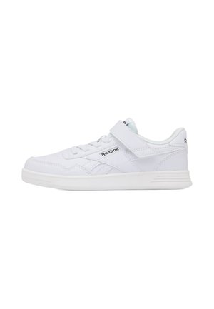 Basket basse blanche Reebok avec lacets, une bande velcro sur le dessus et une semelle en caoutchouc plate sur fond blanc.