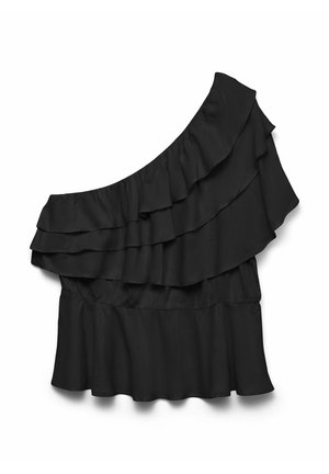 Črna majica s povešeno ramo, ki vsebuje plastične volane, gladko tkanino in prilegajoč pas. Oblikovanje poudarja teksturo in gibanje.