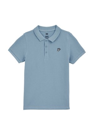 Polo shirt bleu clair à manches courtes, avec col, trois boutons et un petit logo d'oiseau noir brodé sur la poitrine gauche.
