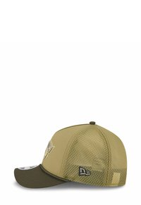 Olivgrüner Baseballcap mit Netzrücken, gewölbtem Schirm und gesticktem Logo. Hat kontrastierende Nähte und ein kleines schwarzes Emblem an der Seite.