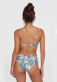 Blommig bikini i blåa och rosa nyanser. Har tunna justerbara axelband och en spänneknäppning. Underdel med full täckning och ett färgglatt mönster.