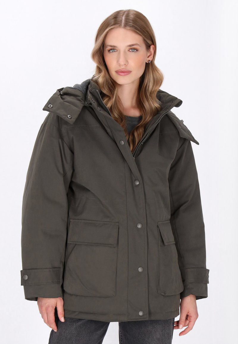 Dunkelolivgrüne Parkajacke mit Kapuze, ausgestattet mit Druckknöpfen, zwei Fronttaschen und einem strukturierten Innenfutter.