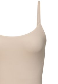 Top beige senza maniche con spalline sottili, texture liscia, scollo rotondo e design aderente, realizzato in materiale elastico.