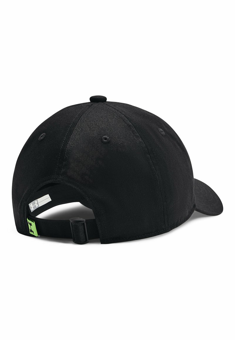 Gorra negra con visera curvada, hecha de una tela texturizada. Presenta una correa ajustable en la parte posterior y una pequeña etiqueta con el logo en verde.