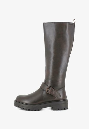 Botas marrones de cuero hasta la rodilla con una textura lisa, detalle de hebilla alrededor del tobillo y diseño de suela rugosa para mayor tracción.