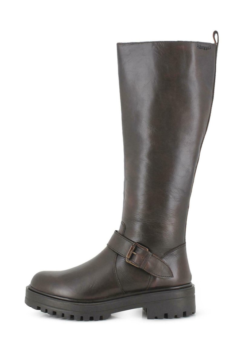 Botas marrones de cuero hasta la rodilla con una textura lisa, detalle de hebilla alrededor del tobillo y diseño de suela rugosa para mayor tracción.