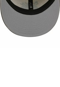 Graue Kappe mit schwarzem Schirm, mit strukturierter Oberfläche und Netzfutter innen. Das Etikett "9FIFTY" ist auf der Unterseite des Schirms sichtbar.