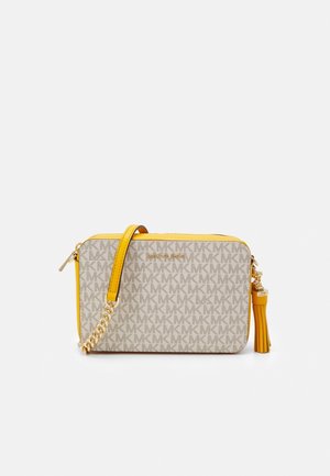 Petit sac bandoulière rectangulaire beige et jaune avec motif répétitif du logo MK, chaîne dorée, pompon et marquage Michael Kors.