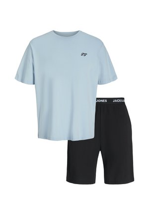 Himmelblaues Baumwoll-T-Shirt mit kurzen Ärmeln und einem kleinen schwarzen Logo, kombiniert mit schwarzen Shorts mit einem weißen Markengummibund.