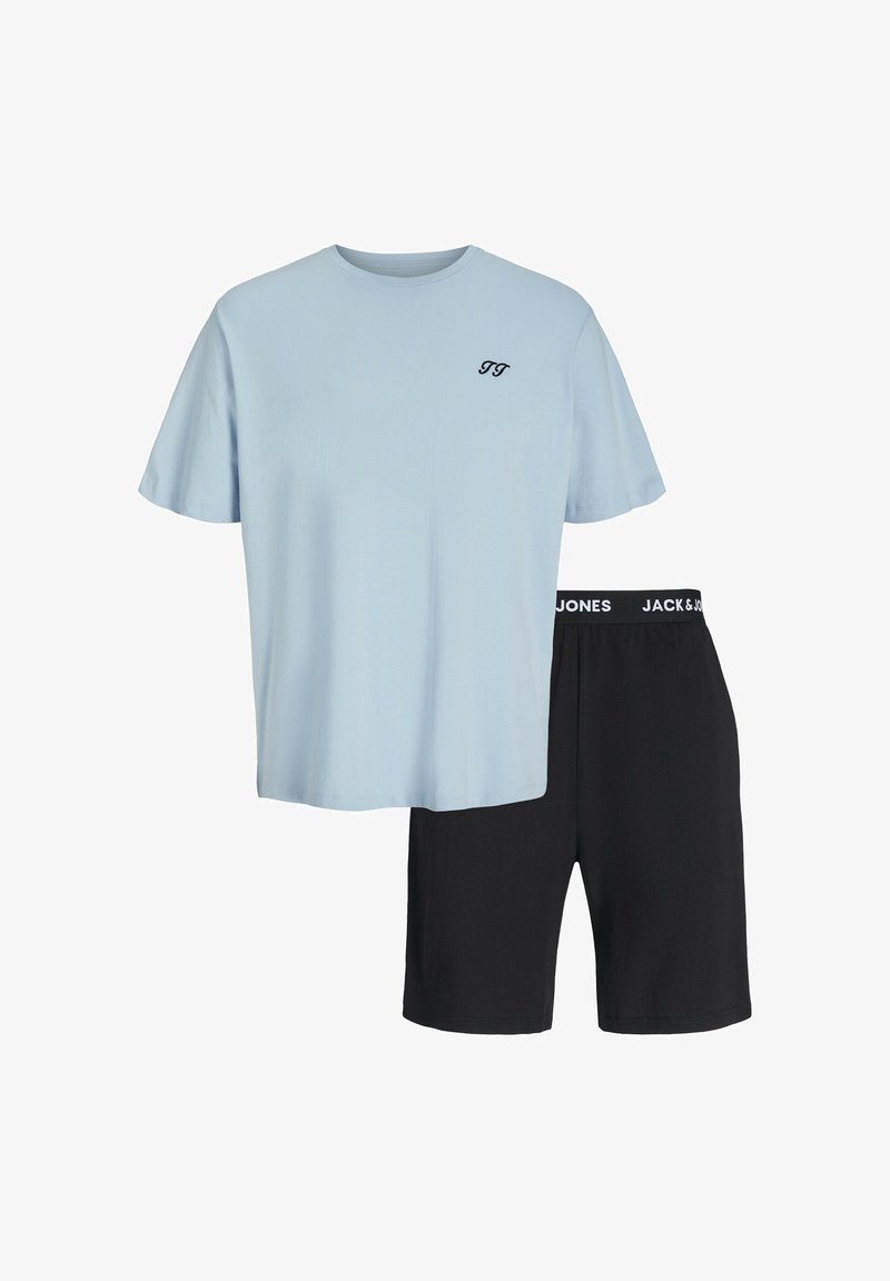 T-shirt en coton bleu clair à manches courtes avec un petit logo noir, assortie à un short noir avec une ceinture blanche de marque.