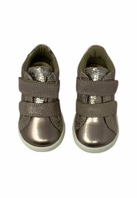 Scarpe di bronzo metallico con due cinturini in velcro; presentano un motivo testurizzato simile ai lacci sui lati; suole in gomma bianca; design a punta arrotondata.