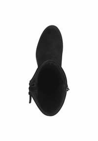 Stivale alla caviglia in suede nero con punta arrotondata, texture liscia e zip laterale. L'interno è foderato e presenta una suola nera.
