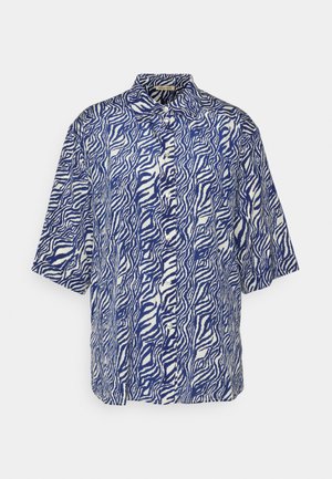 Chemise à manches courtes en bleu et blanc, avec un motif zébré en vagues, design à col et fermeture à boutons sur le devant.