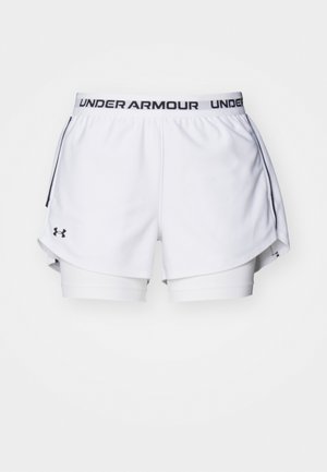 Hvite treningshorts med svart Under Armour-logo på livet. Har et lagdelt design med innerfôr og sidespalter for bevegelse.