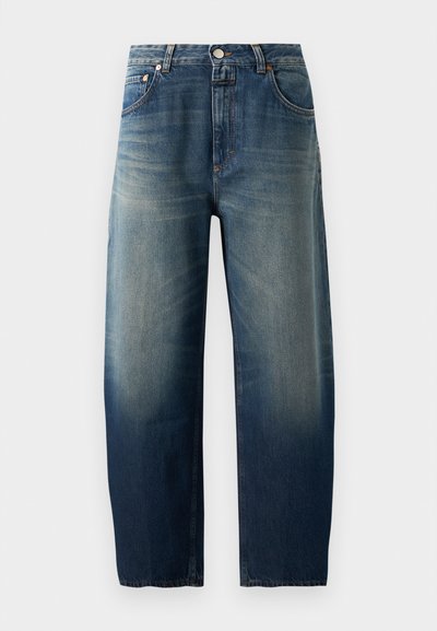 Jean droit en denim bleu avec un lavage délavé, fermeture par boutons à l'avant et cinq poches.