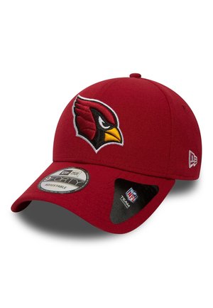 Czerwona czapka baseballowa z wyszywanym logo Arizona Cardinals, wykonana z materiału o usztywnionej konstrukcji. Posiada regulowany pasek z tyłu.