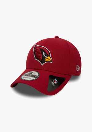 Rote Baseballmütze mit gesticktem Arizona Cardinals-Logo, aus strukturiertem Stoff gefertigt. Verfügt über einen verstellbaren Riemen auf der Rückseite.