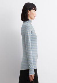 Enges Langarm-Turtleneck-Oberteil in Hellblau mit dünnen grauen Streifen; weiche Textur und elastisches Material; runder Halsausschnitt und schlanke Silhouette.