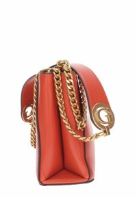 Borsa a tracolla in pelle rossa con design strutturato, tracolla in catena dorata e accentuazione del logo. Presenta una base piatta e bordi neri a contrasto.