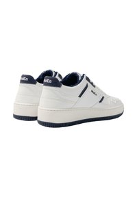 Witte sneakers met marineblauwe accenten, gemaakt van leer, met een gewatteerde kraag, getextureerde tong en rubberen zool met grippatroon.