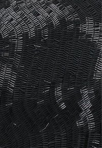 Fața feminină formată din mărgele cilindrice negre aranjate dens, cu accente subtile care creează contururi și umbre.