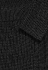 Schwarzer gerippter Strickpullover, mit einem strukturierten Stoff, weitem Kragen und Bündchen. Das Material wirkt weich und warm mit einer gleichmäßigen Farbe.