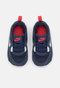 Nike Sportswear NIKE MAX 90 CRIB QS - Babyskor - obsidian/white/midnight navy/track red/photon dust