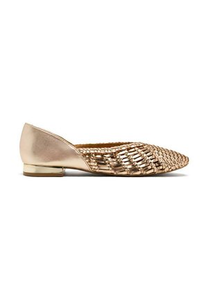 Scarpa piatta con tomaia beige metallico e parte anteriore intrecciata. Presenta una punta appuntita e un tacco basso con accenti dorati. Texture complessivamente liscia.