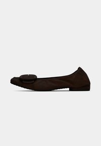 Ballerines marron foncé avec un bout rond, en cuir lisse, et un accent de boucle ronde proéminent à l'avant. Semelle plate.