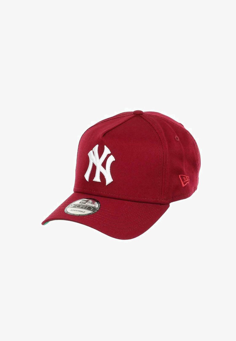 Rote Baseballmütze aus Baumwolle mit einem weißen gestickten "NY"-Logo, einem geschwungenen Schirm und einem verstellbaren Verschluss auf der Rückseite.