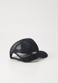 Mørkeblå caps med solid front og nettingbakside. Har buet skygge og justerbar snapback-lukking. Teksturert stoff med ventilasjon.