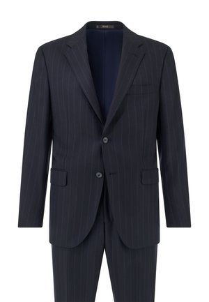 Marineblauer Nadelstreifenanzug mit einem einreihigen Jacket mit Reverskragen, zwei Knöpfen und einer Brusttasche. Figurbetonter Schnitt.