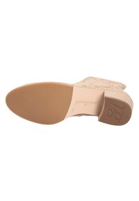 Stivale alla caviglia in suede beige con punta arrotondata e tacco basso impilato. Suola in gomma liscia con logo del marchio inciso di lato.