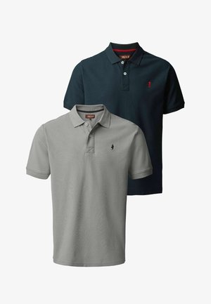 Dvi trumpomis rankovėmis polo marškinėliai, vieni pilki su juodu logotipu, kiti tamsiai mėlyni su raudonu logotipu, abu su sagotu apykakle ir siuvinėtais logotipais.