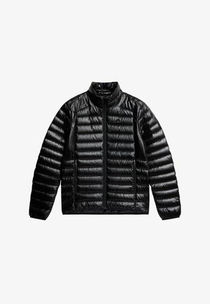 Doudoune noire avec un col montant, présentant des sections matelassées horizontales, deux poches avant zippées et une texture lisse et brillante.