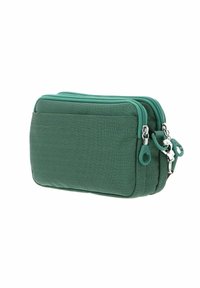 Pochette en tissu vert avec deux compartiments zippés, finition texturée, surpiqûres contrastantes et accents de ferrures argentées.