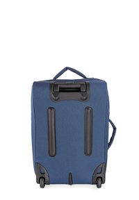 Maleta con ruedas de color azul marino con exterior de tela resistente, asa retráctil y detalles en negro. Cuenta con un asa superior para llevar y ruedas duraderas.