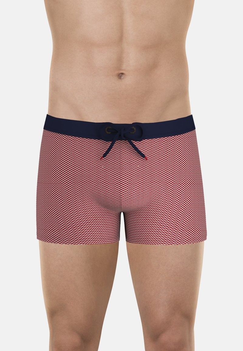Shorts de bain pour hommes en rouge avec un motif ondulé blanc, dotés d'une taille élastique marine et d'un cordon de serrage.