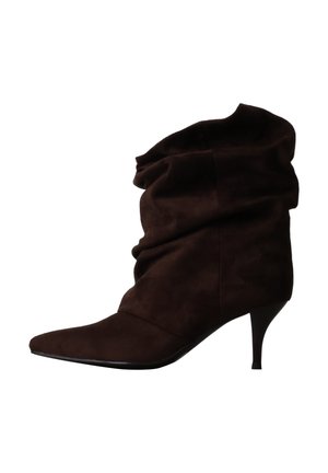 Botte en daim brun foncé mi-mollet avec un bout pointu et un talon haut fin, présentant un design supérieur froissé.