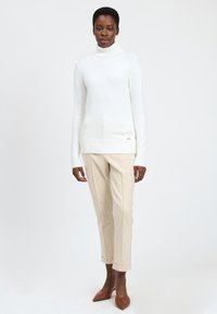 INFLUENCER TURTLENECK - Strickpullover - milk