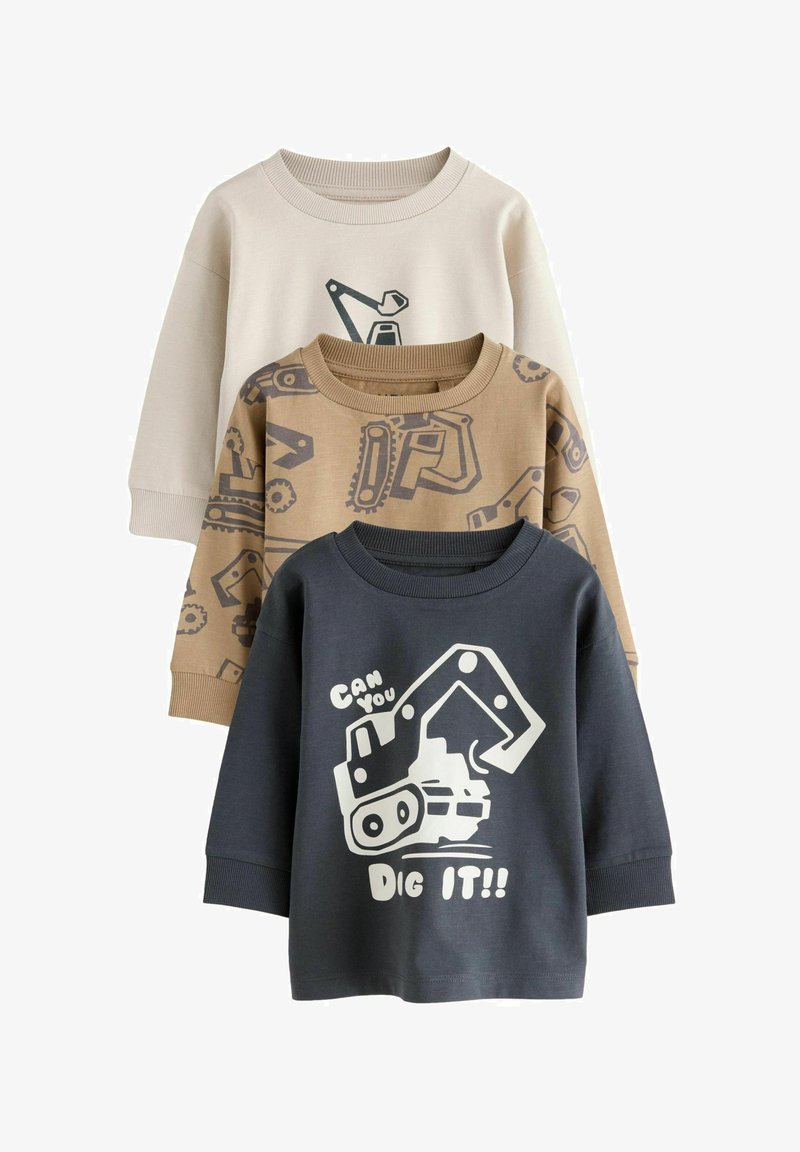 Tričko s dlhým rukávom v béžovej, pieskovej a námorníckej modrej farbe. Béžové má zelenú grafiku, pieskové obsahuje motívy ozubených kolies a námornícka modrá má biele stvárnenie bagra.