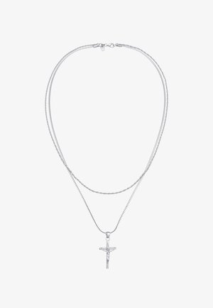 Silberne Doppelhalsschmuck mit einem detaillierten Kruzifix-Anhänger an einer glatten Kette und einem gedrehten Kettendesign.