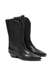 Botas de vaquero de cuero negro con punteras afiladas, cortes angulares y un tacón bajo apilado. Textura suave y detalles de diseño minimalistas.